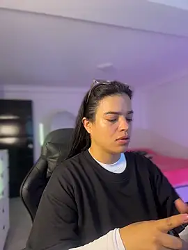 JuanitaMore01 online show from May 29, 2026, 8:40 pm