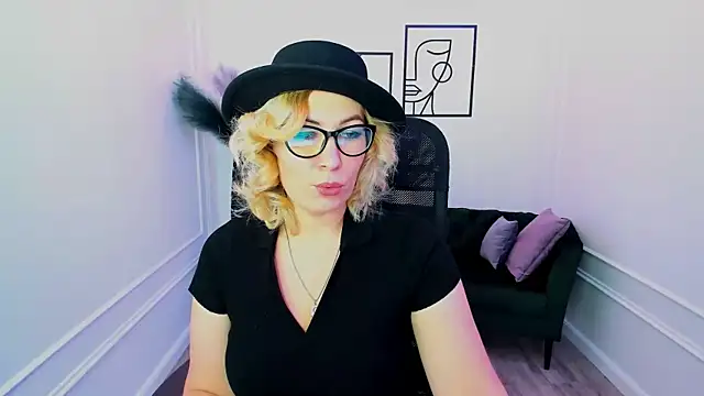 Snapshot of CamilaFatem chatting on September 12, 2025, 1:00 pm CamilaFatem online show from September 12, 2025, 1:00 pm