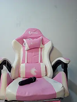 Snapshot of Miss_Pompitas23 chatting on October 23, 2025, 5:18 am Miss Pompitas23 online show from October 23, 2025, 5:18 am