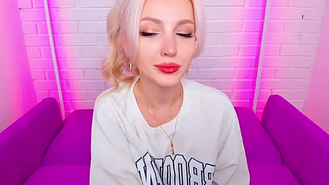 LisaFoxyMe online show from November 17, 2025, 8:31 am