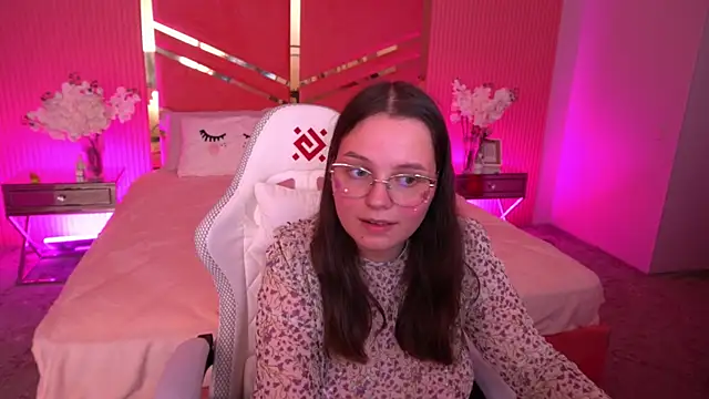 SophieDreamss online show from September 13, 2025, 7:57 pm