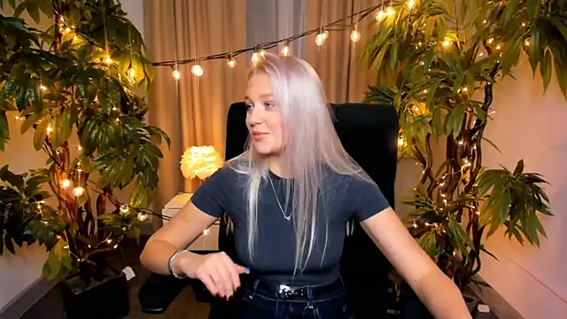 AnnieSwanson online show from November 21, 2025, 1:21 pm