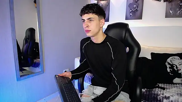 AdrianRinaldi online show from October 9, 2025, 8:07 pm