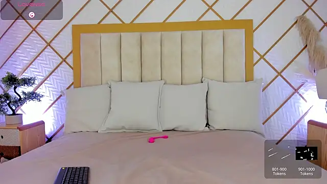 cocoamore online show from October 18, 2025, 11:44 am