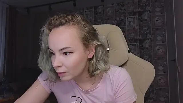 Snapshot of CutieGoose chatting on October 10, 2025, 8:24 am CutieGoose online show from October 10, 2025, 8:24 am