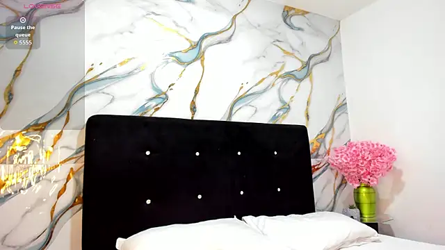 Snapshot of RoxanaBorns_ chatting on July 2, 2026, 8:53 am RoxanaBorns online show from July 2, 2026, 8:53 am