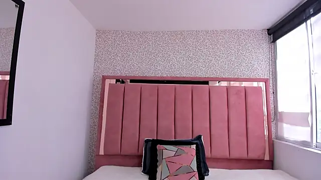 Hanna Lee   online show from October 28, 2025, 7:05 pm