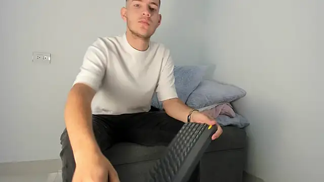 lara and danny online show from October 23, 2025, 2:38 pm