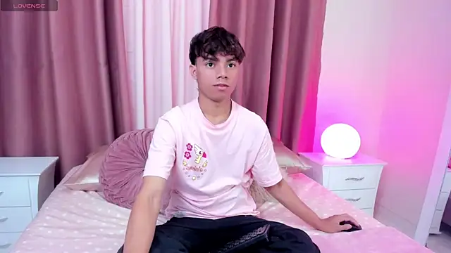 Snapshot of Honeymoon_sariel chatting on October 22, 2025, 1:44 pm Honeymoon sariel online show from October 22, 2025, 1:44 pm