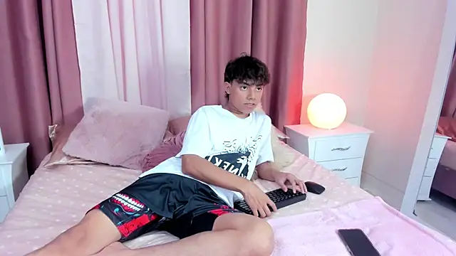 Snapshot of Honeymoon_sariel chatting on October 27, 2025, 8:35 pm Honeymoon sariel online show from October 27, 2025, 8:35 pm