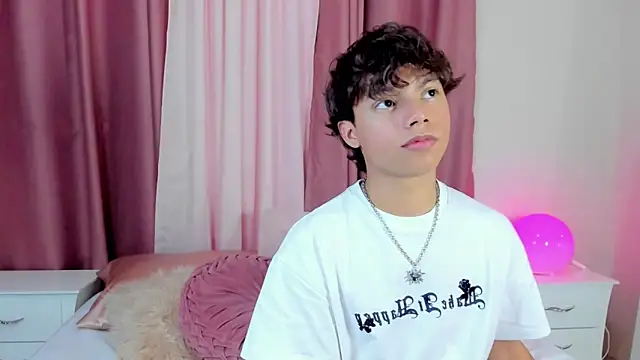 Snapshot of Honeymoon_sariel chatting on December 18, 2025, 8:15 pm Honeymoon sariel online show from December 18, 2025, 8:15 pm