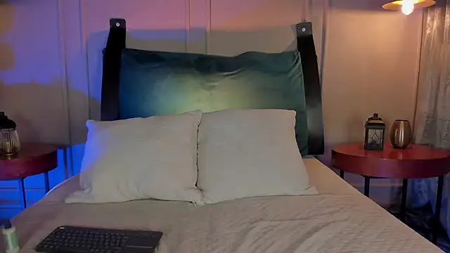 NaishaFord 1 online show from October 21, 2025, 2:23 am