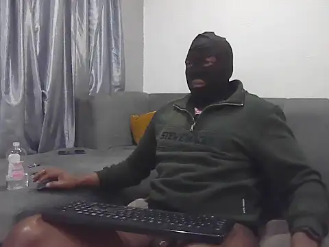 Snapshot of GigoloSandton chatting on April 13, 2026, 11:43 pm GigoloSandton online show from April 13, 2026, 11:43 pm