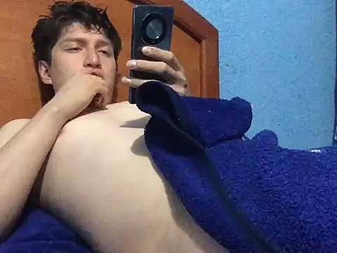 Luisgg18 online show from November 2, 2025, 4:59 am