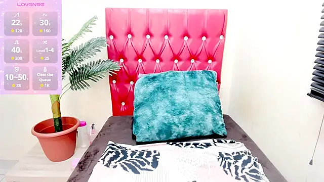 Strawberry Lips online show from November 6, 2025, 5:30 am