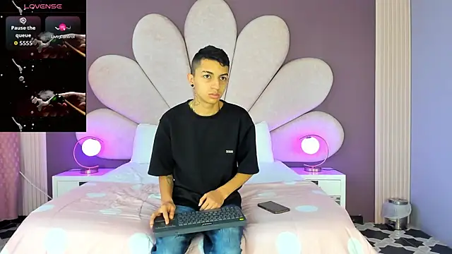 NickandAbby  online show from November 14, 2025, 12:15 pm