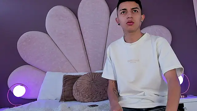 NickandAbby  online show from December 2, 2025, 11:59 am