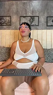 Snapshot of aranzzalatin chatting on February 2, 2026, 12:15 pm aranzzalatin online show from February 2, 2026, 12:15 pm