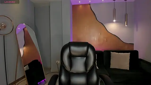 MiaLaurence online show from October 26, 2025, 11:27 am