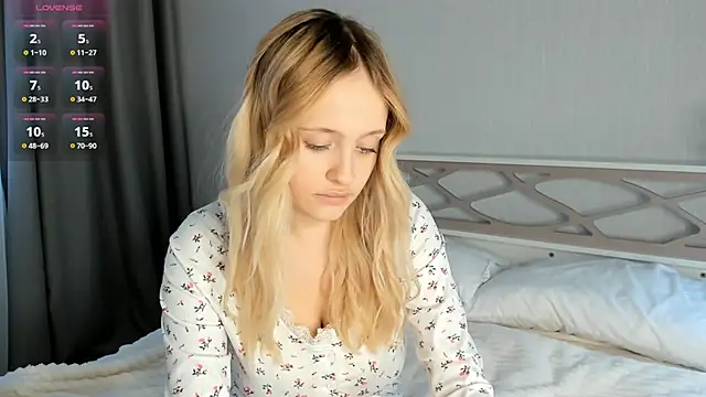 Snapshot of Julliakoill chatting on October 12, 2025, 9:08 am Julliakoill online show from October 12, 2025, 9:08 am