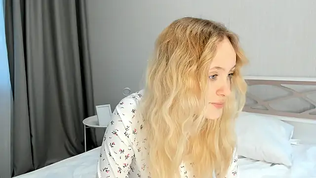 Snapshot of Julliakoill chatting on October 13, 2025, 10:37 am Julliakoill online show from October 13, 2025, 10:37 am