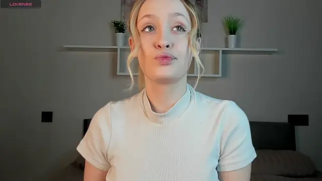 Snapshot of Julliakoill chatting on November 4, 2025, 6:23 am Julliakoill online show from November 4, 2025, 6:23 am