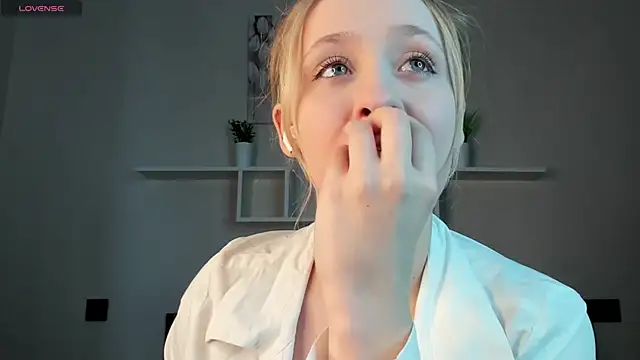 Snapshot of Julliakoill chatting on November 5, 2025, 7:41 am Julliakoill online show from November 5, 2025, 7:41 am