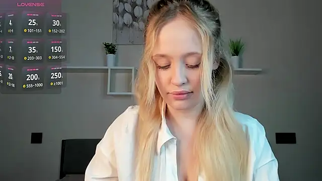 Snapshot of Julliakoill chatting on November 7, 2025, 8:36 am Julliakoill online show from November 7, 2025, 8:36 am