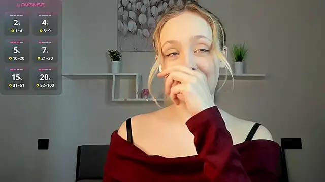 Snapshot of Julliakoill chatting on November 8, 2025, 8:03 am Julliakoill online show from November 8, 2025, 8:03 am