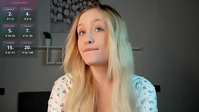 Snapshot of Julliakoill chatting on November 14, 2025, 12:37 pm Julliakoill online show from November 14, 2025, 12:37 pm