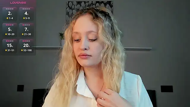 Snapshot of Julliakoill chatting on November 19, 2025, 9:20 am Julliakoill online show from November 19, 2025, 9:20 am