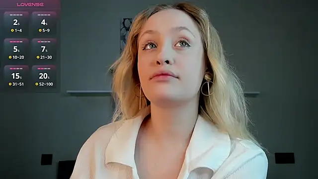 Snapshot of Julliakoill chatting on November 23, 2025, 8:03 am Julliakoill online show from November 23, 2025, 8:03 am