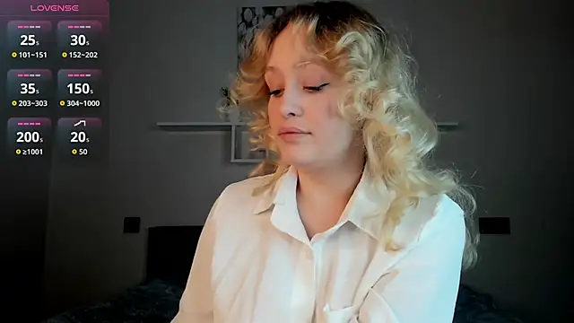 Snapshot of Julliakoill chatting on November 25, 2025, 6:24 am Julliakoill online show from November 25, 2025, 6:24 am