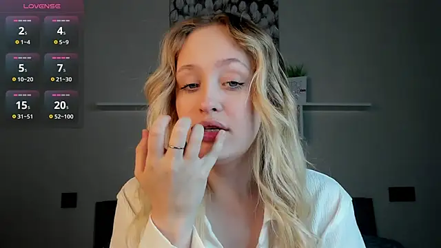 Snapshot of Julliakoill chatting on December 2, 2025, 6:30 am Julliakoill online show from December 2, 2025, 6:30 am