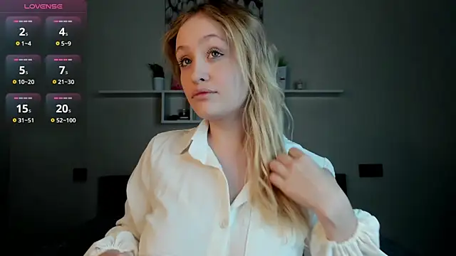 Snapshot of Julliakoill chatting on December 5, 2025, 8:01 am Julliakoill online show from December 5, 2025, 8:01 am