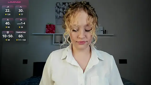 Snapshot of Julliakoill chatting on December 14, 2025, 8:41 am Julliakoill online show from December 14, 2025, 8:41 am