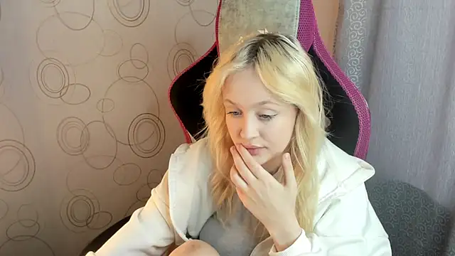 Snapshot of Julliakoill chatting on February 7, 2026, 10:19 am Julliakoill online show from February 7, 2026, 10:19 am