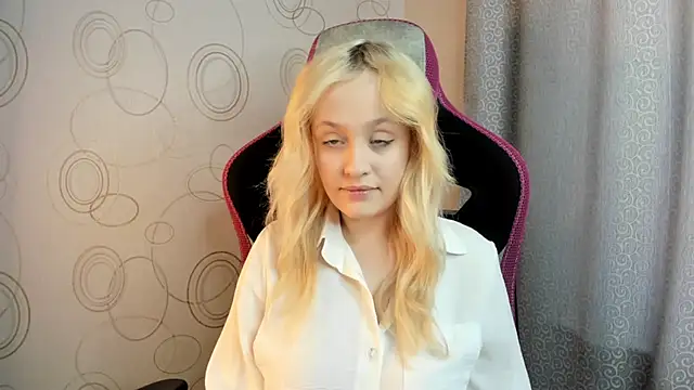 Snapshot of Julliakoill chatting on February 10, 2026, 10:19 am Julliakoill online show from February 10, 2026, 10:19 am