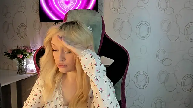 Snapshot of Julliakoill chatting on February 13, 2026, 11:06 am Julliakoill online show from February 13, 2026, 11:06 am