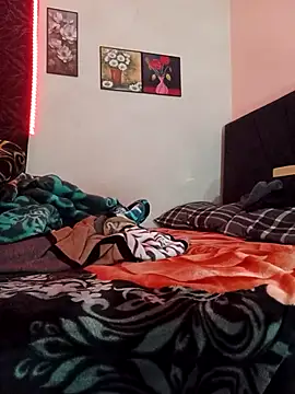 hot-twin online show from December 3, 2025, 8:29 pm