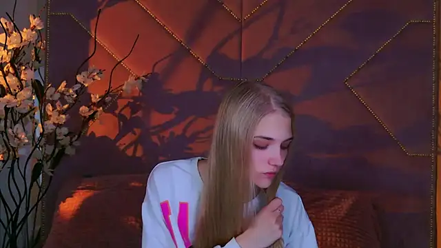 4example Chloe online show from October 10, 2025, 10:47 am