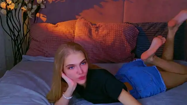 4example Chloe online show from October 15, 2025, 10:48 am