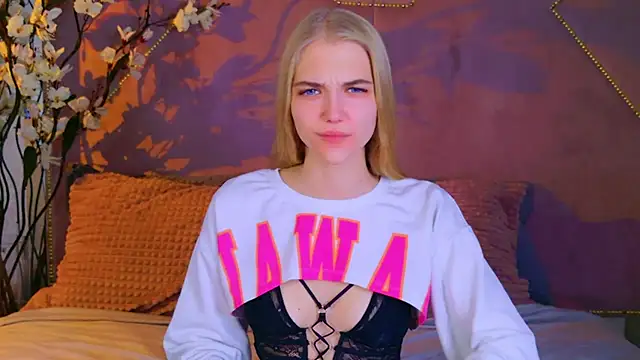 4example Chloe online show from October 20, 2025, 11:32 am