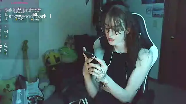 Snapshot of comfyknife chatting on July 11, 2026, 5:10 am comfyknife online show from July 11, 2026, 5:10 am