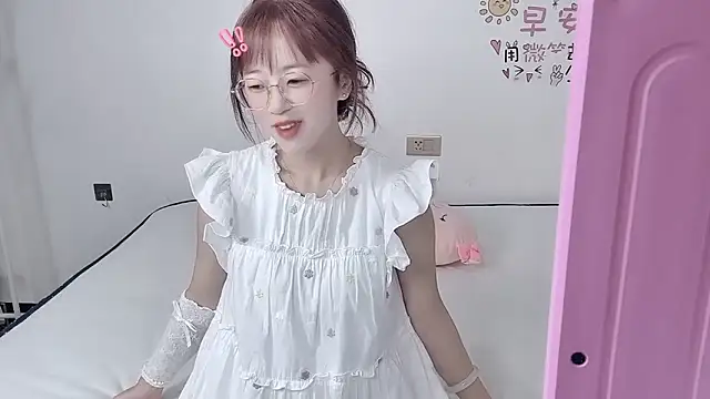 nini a online show from October 9, 2025, 7:39 am