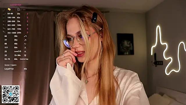 BeatrixCharton online show from September 24, 2025, 6:44 pm