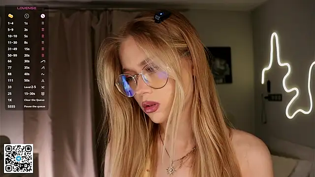 BeatrixCharton online show from October 10, 2025, 6:07 pm