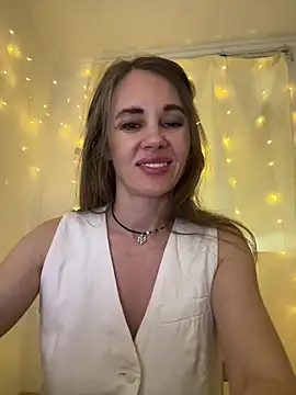 Snapshot of LucieMack chatting on May 27, 2026, 3:42 pm LucieMack online show from May 27, 2026, 3:42 pm