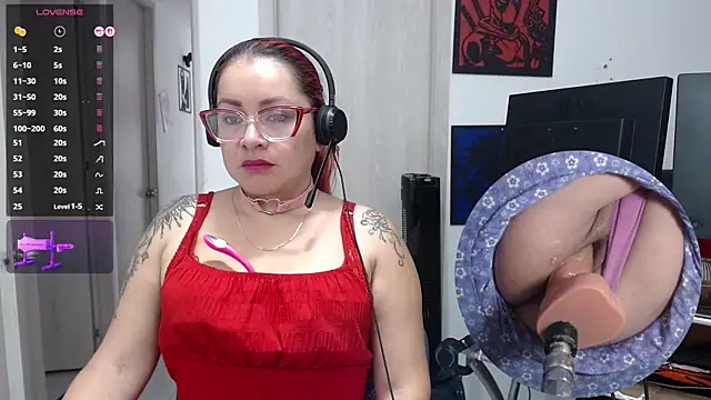 leidydi223 online show from December 4, 2025, 2:26 pm