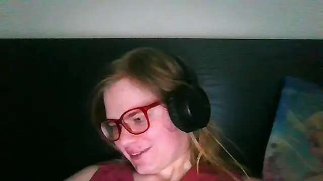 Snapshot of Moonolighta chatting on September 25, 2025, 12:09 pm Moonolighta online show from September 25, 2025, 12:09 pm